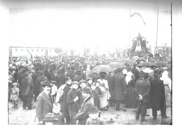 [Uroczystości kościelne 2 - procesja na ulicach miasta - fotografia sytuacyjna].