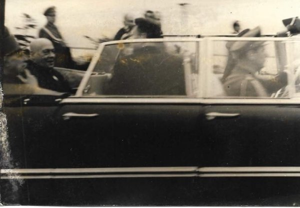[Charles de Gaulle]. Wizyta generała w Polsce - fotografie sytuacyjne]. [10 IX 1967]