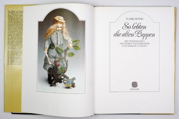 [Dolls, Lalki]. HENNIG Claire - So leben die alte Puppen. Mit Fotografien von Horst Wackerbarth und Margie Landolt.