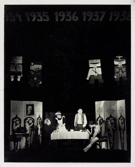 [Teatr Rozmaitości w Krakowie - sceny z przedstawienia &quot;Dwanaście krzeseł&quot; Ilji Ilfa i Eugeniusza Pietrowa]. [VIII 1967]. Zestaw 4 fotografii autorstwa Zbigniewa Łagockiego