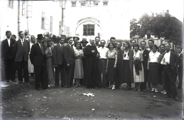 LWÓW w obiektywie lwowskich fotografów: Lwowska młodzież - fotografia sytuacyjna. Klisza szklana form. 9,9x14,8 cm. 