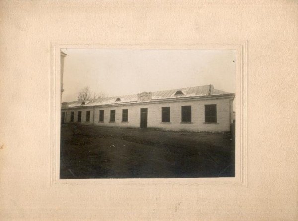 [LIDA - zabudowania gospodarcze]. [l. 20. XX w.]. Fotografia form. 12,5x17 cm na oryg. podkładzie form. 23x29,5 cm autorstwa A. Glaubermana w Lidzie.