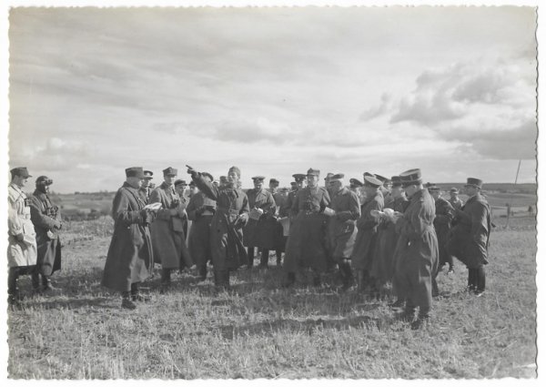 [WOJSKO Polskie - attache - obserwatorzy manewrów wojskowych - fotografie sytuacyjne].
