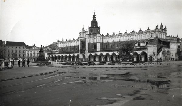 [KRAKÓW - przed krakowskimi Sukiennicami - fotografia widokowa i sytuacyjna].