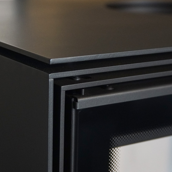 Piec stalowy KARI 70 fi 150 8 kW kominek w zabudowie z czarnym wnętrzem