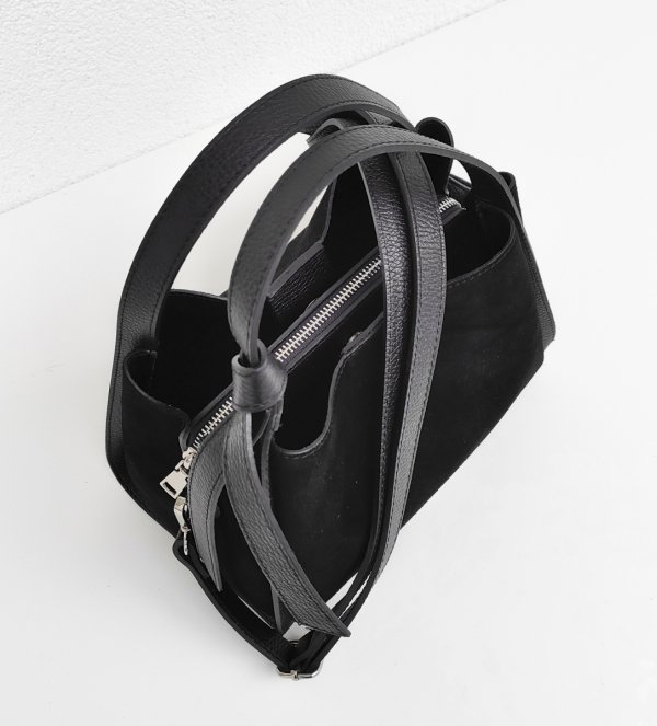 Zamszowy czarny kuferek Vera Pelle