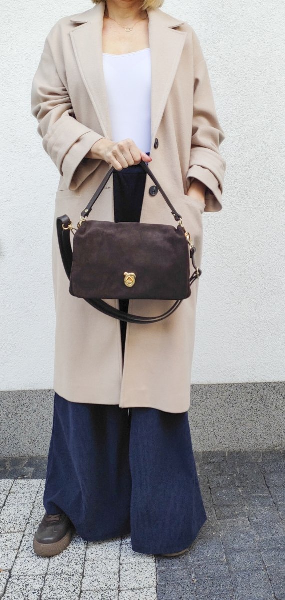 Modna zamszowa czekoladowa listonoszka Vera Pelle