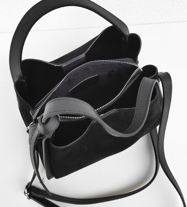 Zamszowy czarny kuferek Vera Pelle