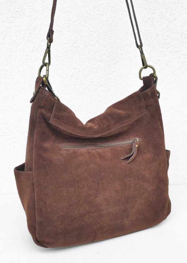 Zamszowa torebka worek listonoszka brązowa