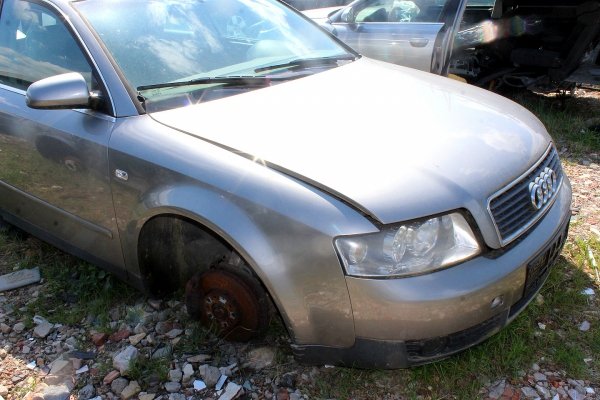 Błotnik prawy przód Audi A4 B6 2002 Kombi (kod lakieru: LY7Q)