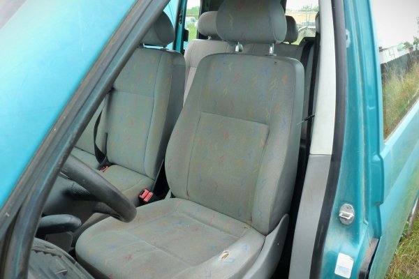 Szyba drzwi tył skrzydełkowych lewa VW Transporter T5 2005 Bus