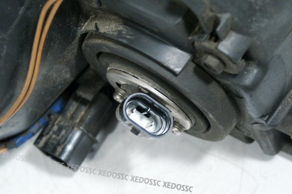 REFLEKTOR LEWY MITSUBISHI SPACE RUNNER 01 VAN