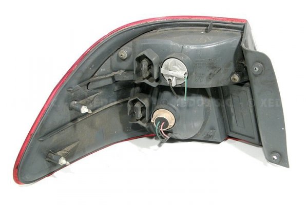 LAMPA TYLNA TYŁ PRAWA MAZDA 626 GF 2001-2002 SEDAN