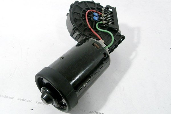 SILNICZEK WYCIERACZEK PRZÓD MERCEDES E-KLASA W210