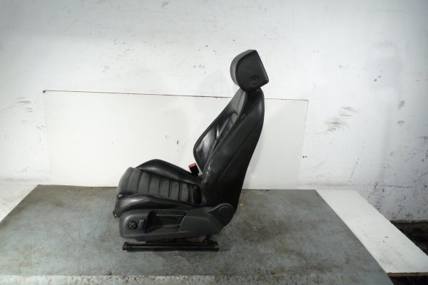 Fotel z monitorem  lewy kierowcy VW Passat B6 2009 2.0TDI CBAB Kombi