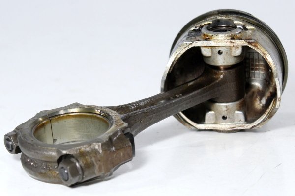 Tłok korbowód Suzuki Baleno 1995-2001 1.3i 16V