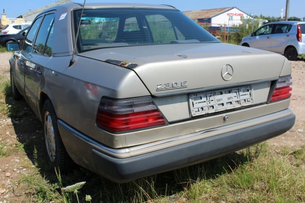 Zderzak przód Mercedes W124 1989 Sedan (kod lakieru: 702)