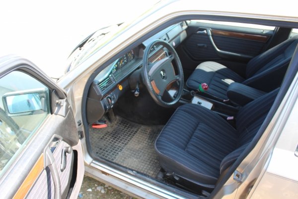 Zderzak przód Mercedes W124 1989 Sedan (kod lakieru: 702)