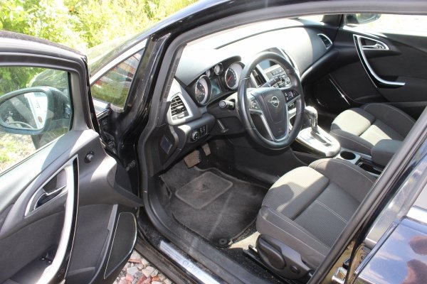 Zderzak tył Opel Astra J 2011 Kombi