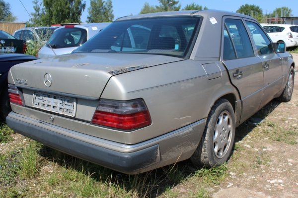 Maska Mercedes W124 1989 Sedan (kod lakieru: 702)
