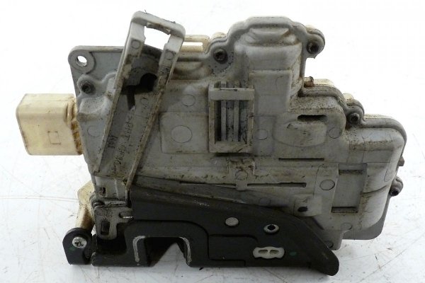 Zamek drzwi przód prawy VW Passat B6 2009 Kombi 