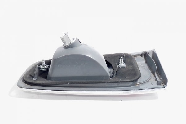 Lampa tył lewa w klapę Mazda 2 DY 2004-2007 Hatchback 5-drzwi