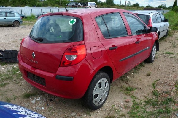 Błotnik przód prawy Renault Clio III 2008 Hatchback 5-drzwi (kod lakieru: OV727 - RED BRISK BC)