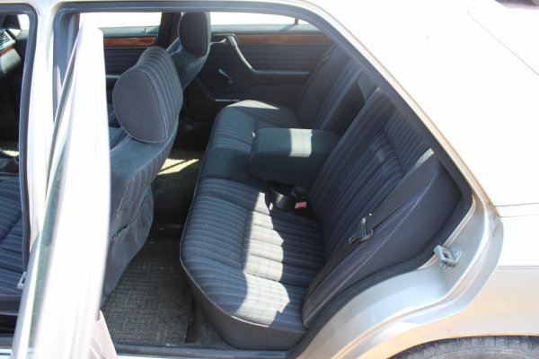 Zderzak tył Mercedes W124 1989 Sedan (kod lakieru: 702)