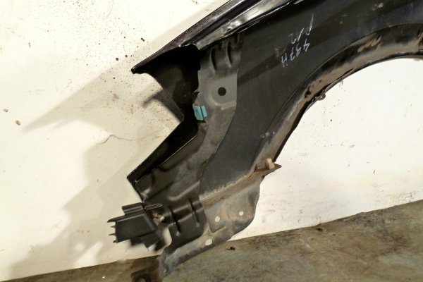 Błotnik przód prawy Nissan Primera P12 2003 (Kod lakieru: Z11) 