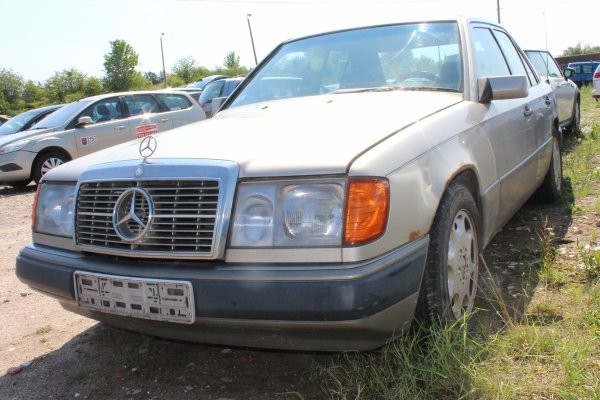 Zderzak przód Mercedes W124 1989 Sedan (kod lakieru: 702)