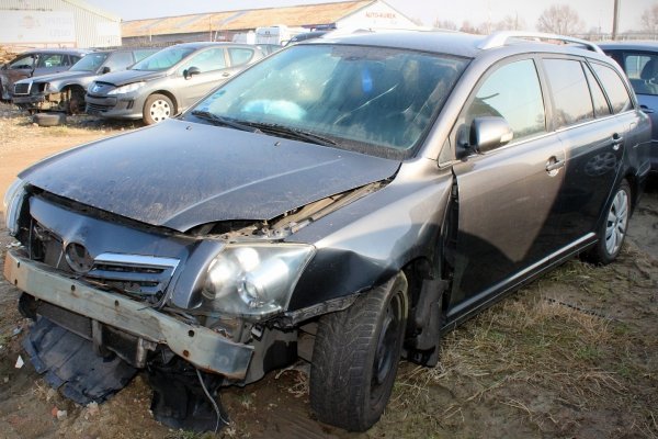 Zwrotnica przód lewa Toyota Avensis T25 Lift 2008 2.0D4D Kombi