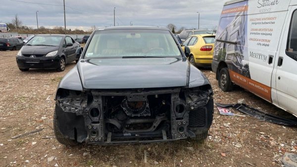 Błotnik przód prawy VW Touareg 7L 2005 