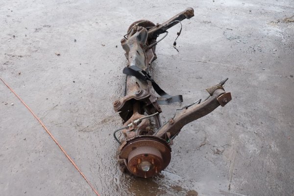 Belka Zawieszenie ława tył Mitsubishi Sigma 1994 3.0i V6 Sedan (Tarcze, ABS)