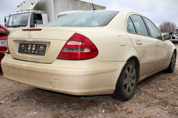 Reflektor prawy Mercedes E-klasa W211 2002 Sedan 