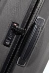 Bagaż posiada boczną skórzaną rączkę oraz płaski zamek szyfrowy z systemem TSA
