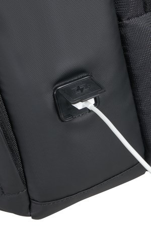Plecak ma wbudowany port USB