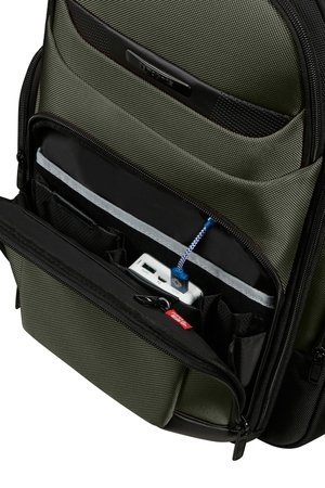Plecak ma wbudowany port USB oraz miejsce na powerbank