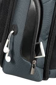 Plecak po bokach posiada dwie kieszenie. Jedna z miejscem na słuchawki