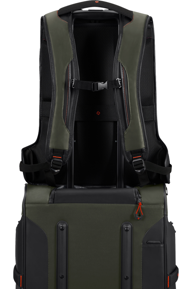 Plecak posiada wygodne ergonomiczne szelki wraz zapięciem piersiowym. Plecak posiada taśmę /tunel, który umożliwia nałożenie plecaka na stelaż innego bagażu. Plecak posiada górny uchwyt.Plecak na tyle ma dodatkową kieszeń zamykaną na suwak