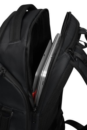 Tylna komora przeznaczona na laptopa 15,6" i tablet 10,5"