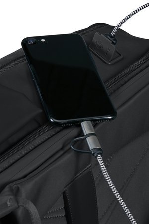 Plecak ma wbudowany port USB, a wewnątrz miejsce na powerbank