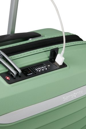 Bagaż ma wbudowany port USB. A wewnątrz walizki jest miejsce na powerbank i przewody do podłączenia powerbanka. POWERBANKA NIE MA NA WYPOSAŻENIU WEWNĄTRZ WALIZKI