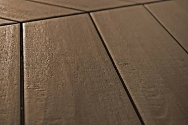 Sleek Wood Nut Chevron Nat. 11x54 Emil Ceramica