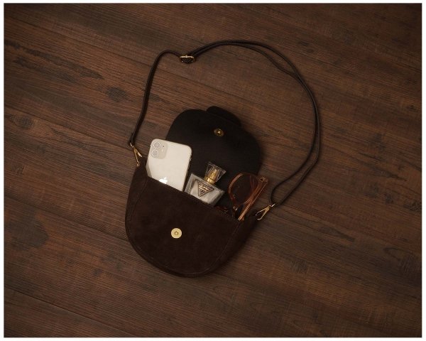 Brązowa skórzana listonoszka torebka damska na ramię zamszowa plener