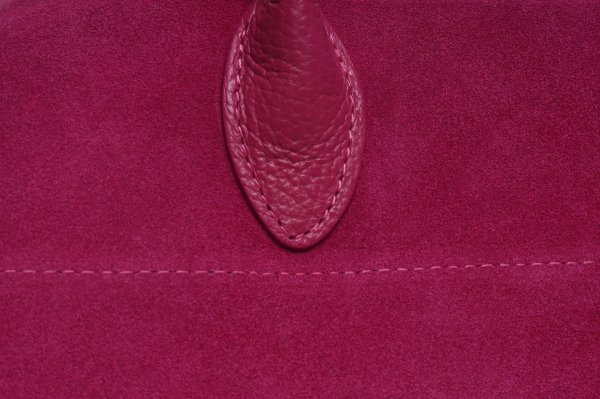 Torebka skórzana kuferek Solome Adda fuksja do ręki zamszowa detal