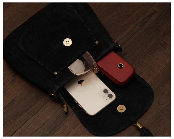 Damska skórzana zamszowa torebka listonoszka Solome Navia czarna plener 2