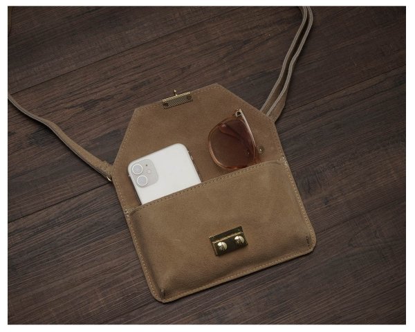 Damska skórzana zamszowa torebka listonoszka Solome Reno jasna beżowa plener