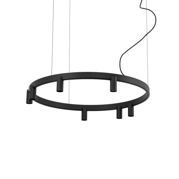 Nowoczesna, minimalistyczna lampa wisząca zamontowana na okrągłej podsufitce, od której odchodzi siedem eleganckich, smukłych tub (reflektorów) w głębokim, czarnym kolorze.