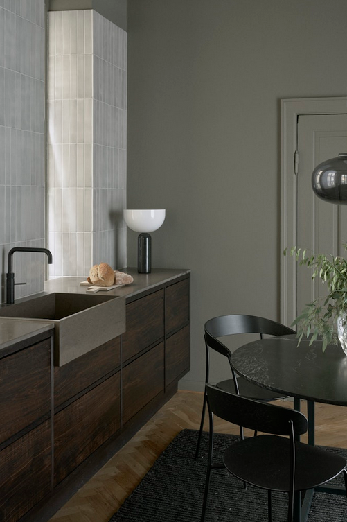 Lampka stołowa nocna półokrągła czarny marmur nowoczesna designerska dekoracyjna na komodę 45cm Kizu 20411 New Works