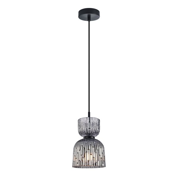 Nowoczesna pojedyncza lampa wisząca Italux Balme na jasnym tle. Widoczny jest podłużny, szklany klosz o unikalnej, ryflowanej strukturze, wykonany z przezroczystego szkła w kolorze dymionego szarego. Klosz zamocowany jest na minimalistycznej, czarnej mato